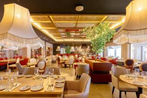 a dining room with tables and chairs and a restaurant at Santo Domingo Bay Convention Resort & Casino in Boca Chica