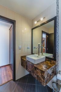 a bathroom with a sink and a large mirror at Zamorano Real Hotel in Loja +36 photos