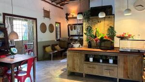 a kitchen with a counter and a dining room at Biribandos Rooms - a 300 metros do Quadrado e 900 metros das praias in Trancoso
