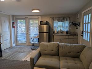 a living room with a couch and a kitchen at Cottage & Garden in Jacksonville