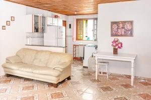 a living room with a couch and a table at Chácara lar e paz Mairinque in Mairinque
