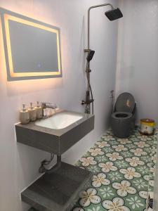 a bathroom with a sink and a toilet at Sơn Hà homestay in Ấp Bình Hưng