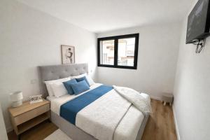 a bedroom with a bed and a television in it at CC Room Gaia in Vila Nova de Gaia