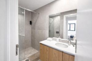 a bathroom with a sink and a shower at CC Room Gaia in Vila Nova de Gaia +56 photos