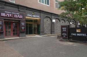an empty street in front of a building at Daejeon Dunsan ING Hotel in Daejeon