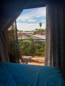 a room with a window with a view of a yard at Apart hotel GAVA in Encarnación