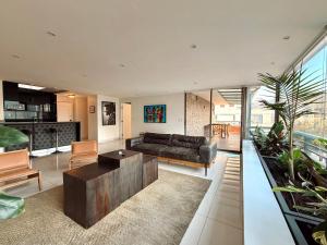 a living room with a couch and some plants at Hotel Tempo Rent in Santiago