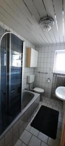 a bathroom with a tub and a toilet and a sink at Monteurwohnung in Patersdorf