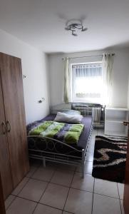 a bedroom with a bed and a window at Monteurwohnung in Patersdorf