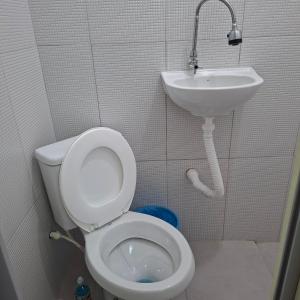 a bathroom with a toilet and a sink at Apartamento Selva in Itaquatiara