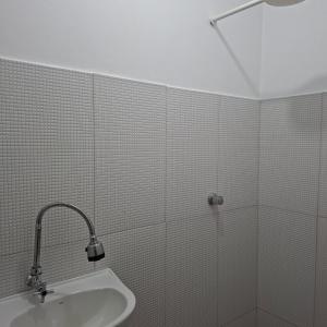 a bathroom with a sink and a shower at Apartamento Selva in Itaquatiara