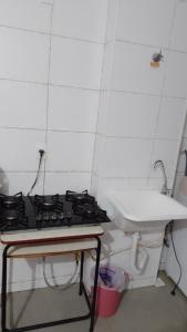 a kitchen with a stove and a sink at Apartamento Compacto Localização Privilegiada in Uberaba +19 photos