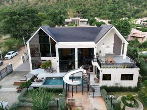 an aerial view of a house with a swimming pool at Khunnapat Pool Villa Khaoyai in Mu Si