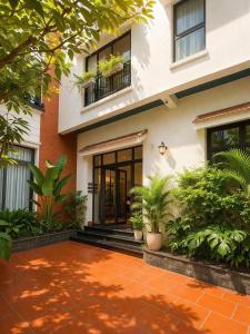 a house with a courtyard with plants in front of it at Orchid Villa in Kỳ Vĩ