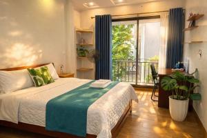 a bedroom with a bed and a balcony at Orchid Villa in Kỳ Vĩ