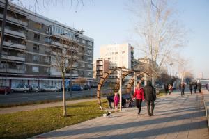 een groep mensen die over een stoep loopt bij Fortress view Apartment Novi Sad in Novi Sad
