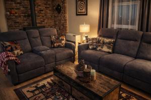 a living room with two couches and a coffee table at Dunsmuir Getaway in Dunsmuir