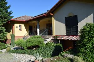 The building in which a vendégházakat is located