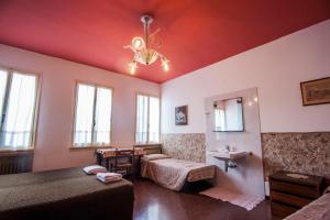 ein Hotelzimmer mit 2 Betten und einem Waschbecken in der Unterkunft Hotel Locanda Ca' Foscari in Venedig