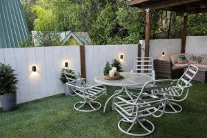 a patio with a table and chairs and a fence at Dunsmuir Getaway in Dunsmuir