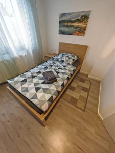 a bed in a room with a checkered floor at NEU Monteurhaus und Ferienhaus 5 Betten Parkplatz 24h Checkin in Alsdorf