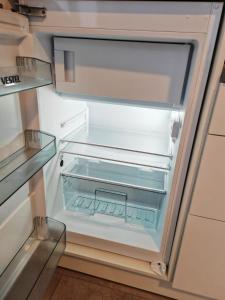 an empty refrigerator with its door open at NEU Monteurhaus und Ferienhaus 5 Betten Parkplatz 24h Checkin in Alsdorf