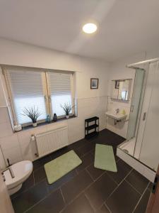 a bathroom with a toilet and a sink at NEU Monteurhaus und Ferienhaus 5 Betten Parkplatz 24h Checkin in Alsdorf +45 photos