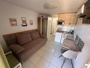 a living room with a couch and a kitchen at ZitaLaka in Igal +3 photos