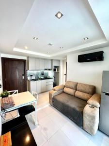 a living room with a couch and a table at Apartment Serenity Wongamat in North Pattaya