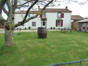 a barrel in the yard of a house at Chambre hibiscus in La Roche-sur-Yon
