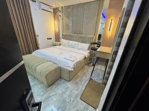 a small bedroom with a bed and a desk at Dejuks Hotel & Resort Executive Room in Mama