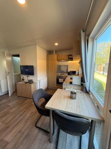 a kitchen and living room with a table and chairs at Tinyhaus Altmühlauszeit in Beilngries