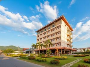 a hotel with a lawn in front of a building at เดย์ อินน์ บาย วินด์แฮม ระยอง อู่ตะเภา in Ban Chang