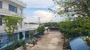 a view of the courtyard of a building at khách sạn Mya in Ấp An Hòa (2) +4 photos