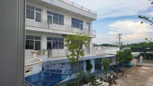 a building with a balcony and a swimming pool at khách sạn Mya in Ấp An Hòa (2)