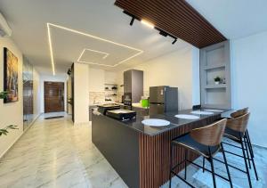 a kitchen with a bar with stools and a counter top at Fafje in Mama