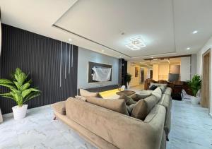 a living room with a large couch and a table at Fafje in Mama
