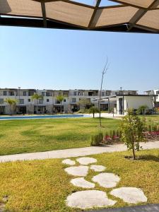 a park with rocks in the grass and a building at Xochitepec Residencial in Atlacholoaya