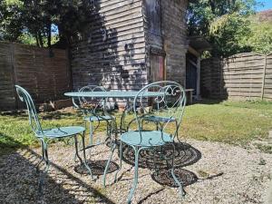 two chairs and a table in a yard at Le Nichoir de Lesmont in Lesmont +11 photos