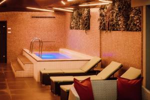 a large bathroom with a tub with a sink at Plaza V Executive Hotel in Târgu-Mureş