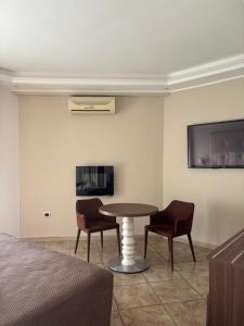 a room with a table and two chairs and a tv at Il Castello in Terzigno