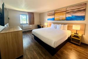 a hotel room with a large bed and a window at Days Inn by Wyndham Orange Park/Jacksonville in Orange Park +60 photos