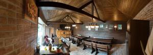 a dining room with a table and benches in a building at Oak Pearl in Dŭben