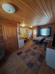 a large living room with a wooden ceiling at Venetsianranta in Saarijärvi