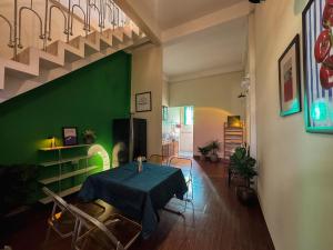 a dining room with a table and a staircase at XOM House - Nhà nguyên căn trung tâm Pleiku in Plei Brel (2)