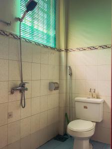 a bathroom with a toilet and a shower at XOM House - Nhà nguyên căn trung tâm Pleiku in Plei Brel (2)