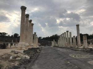 a row of columns in an ancient building at קסם המעיינות in Bet Sheʼan