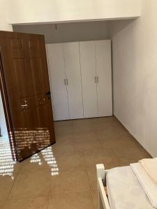 an empty bedroom with white cabinets and a door at קסם המעיינות in Bet Sheʼan