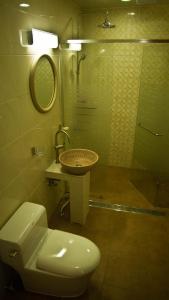 Jeju Eco Suites في سيوجويبو: حمام مع مرحاض ومغسلة ودش