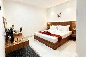 a hotel room with a bed with a red bow on it at 中青秋果酒店金边王宫店 True Go Hotel in Phnom Penh +34 photos